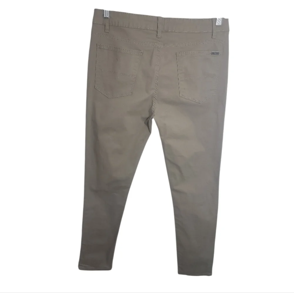 G by Guess tan men's slim fit chino pants size 34
